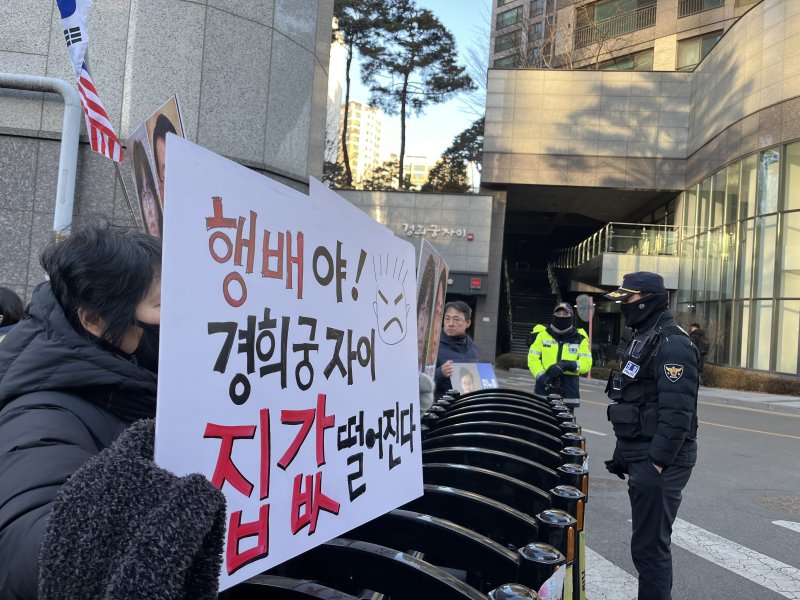 17일 오전 윤석열 대통령 지지자들이 문형배 헌법재판소장 권한대행 자택으로 알려진 서울 종로구의 한 아파트 단지 후문에서 집회를 하고 있다. /사진=뉴스1