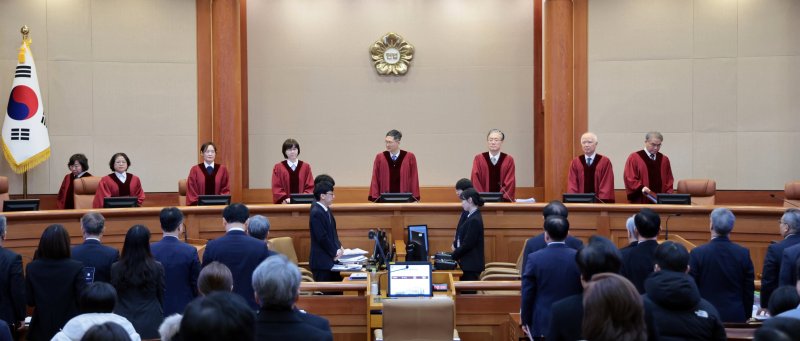 문형배 헌법재판소장 권한대행과 재판관들이 13일 서울 종로구 헌법재판소에서 열린 '윤석열 대통령 탄핵심판 8차 변론'에 입장하고 있다. 2025.2.13/뉴스1 ⓒ News1 사진공동취재단