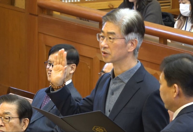 김봉식 전 서울경찰청장이 13일 서울 종로구 헌법재판소에서 열린 윤석열 대통령 탄핵심판 8차 변론에서 증인선서를 하고 있다. (헌법재판소 제공. 재판매 및 DB 금지) 2025.2.13/뉴스1