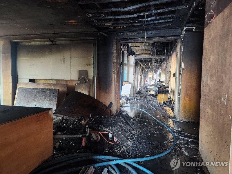 검게 탄 부산 호텔 신축공사장 (출처=연합뉴스)
