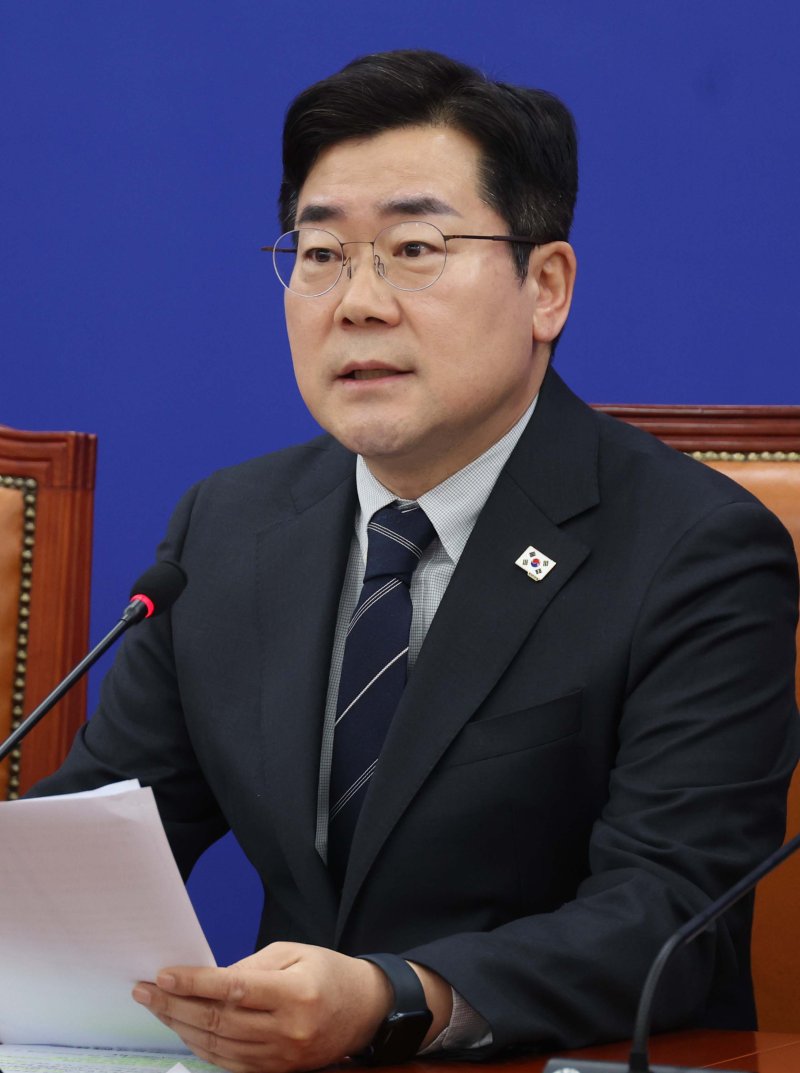 [서울=뉴시스] 조성봉 기자= 박찬대 더불어민주당 원내대표가 지난 16일 오전 서울 여의도 국회에서 열린 현안 관련 기자간담회에서 발언을 하고 있다. 2025.02.16. suncho21@newsis.com