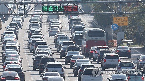 도로위를 달리고 있는 차량들의 모습. 연합뉴스