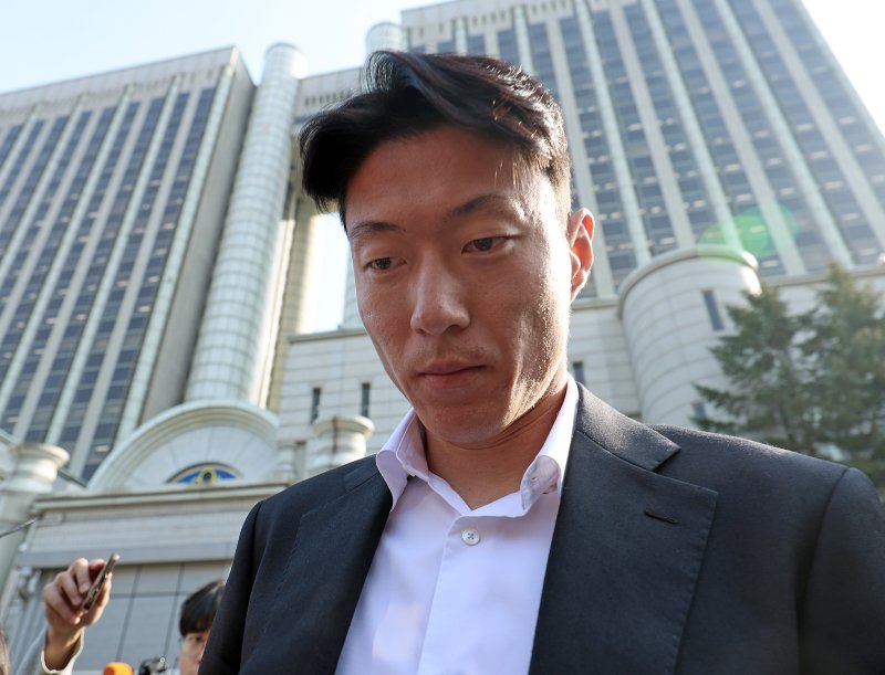 [서울=뉴시스] 김금보 기자 = 축구선수 황의조가 지난 14일 오후 서울 서초구 서울중앙지방법원에서 열린 불법촬영 등 혐의 1심 선고 공판을 마치고 이동하고 있다. 황의조는 이날 징역 1년에 집행유예 2년을 선고 받았다. 2025.02.14. kgb@newsis.com