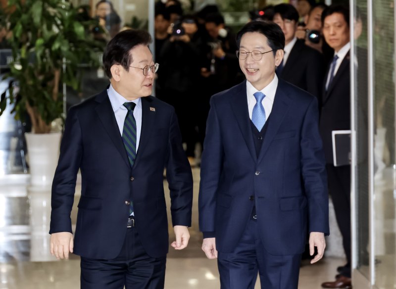 이재명 더불어민주당 대표가 13일 오후 서울 여의도 국회에서 김경수 전 경남도지사와의 회동을 위해 입장하고 있다. (공동취재) 2025.2.13/뉴스1 ⓒ News1 이재명 기자