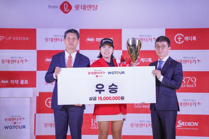 왼쪽부터 골프존 박강수 대표, 박단유, 롯데렌탈 조근행 상무. (출처=연합뉴스)