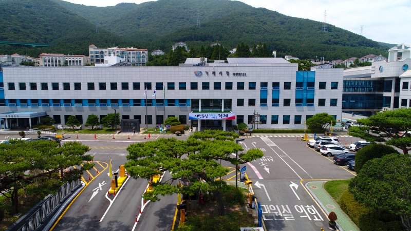 [거제=뉴시스] 신정철 기자= 거제여성새로일하기센터(센터장 박재자)는 거제시 관내 여성을 대상으로 취·창업 역량을 강화해 국비지원 3개 과정 직업교육훈련생 60명을 모집한다고 17일 밝혔다.사진은 거제시청 전경.(사진=뉴시스DB).2025.02.17. sin@newsis.com