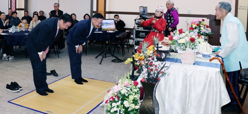김재욱 칠곡군수(오른쪽)와 정희용 의원이 지난 15일 열린 상수연에서 신봉균 어르신께 큰절을 올리며 존경을 표하고 있다. (칠곡군 제공. 재판매 및 DB금지) 2025.2.17/뉴스1