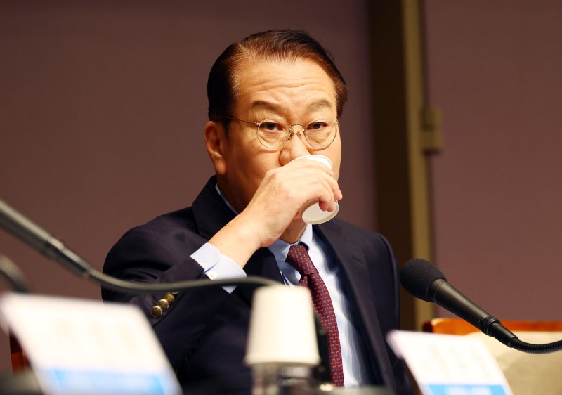 [서울=뉴시스] 박주성 기자 = 권영세 국민의힘 비상대책위원장이 17일 오전 서울 중구 한국프레스센터에서 열린 관훈클럽초청 토론회에서 물을 마시고 있다. 2025.02.17. park7691@newsis.com