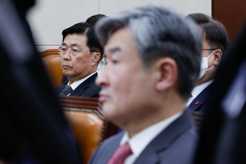 홍장원 전 국가정보원 1차장(왼쪽)과 조태용 국가정보원장이 지난달 22일 서울 여의도 국회에서 열린 윤석열 정부의 비상계엄 선포를 통한 내란 혐의 진상규명 국정조사 1차 청문회에 출석하고 있다./뉴스1 ⓒ News1 안은나 기자