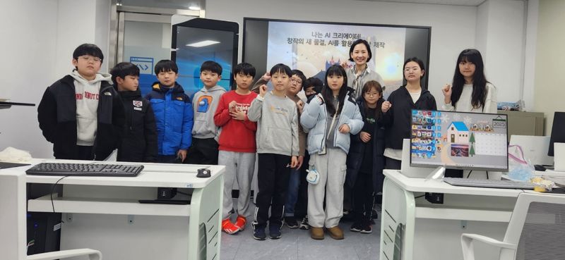 서울 양천구(구청장 이기재)는 지난 15일 구내 평생학습관에서 관내 초등학교 4~6학년을 대상으로 주말 특강 ‘나는 AI 크리에이터’ 교육을 진행했다고 17일 밝혔다. 강연에 나선 김호경 교수(오른쪽 네번째)와 참가한 학생들이 기념촬영을 하고 있다. 서울 양천구청 제공