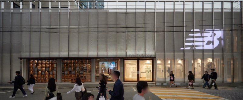 뉴발란스는 이랜드월드와의 라이선스 계약을 연장한다고 17일 밝혔다.(뉴발란스제공)