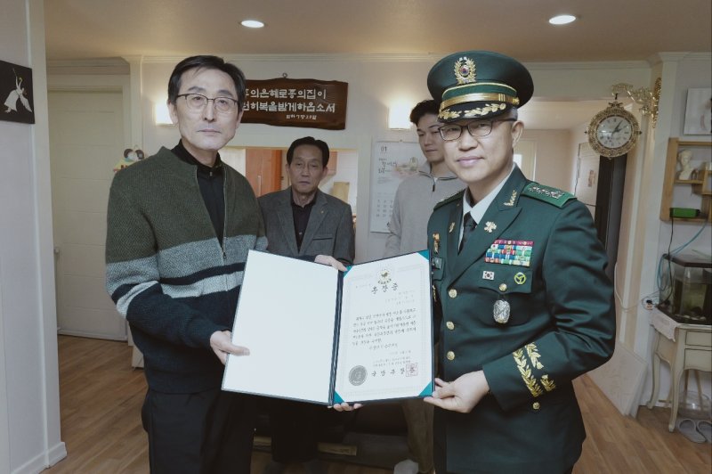 [청주=뉴시스] 서주영 기자 = 육군37보병사단 신동화 천군여단장이 10일 고(故) 이성노 6·25 참전용사 유족에게 화랑 무공훈장을 수여한 뒤 기념사진을 촬영하고 있다. (사진= 육군37보병사단 제공) 2025.01.10. photo@newsis.com *재판매 및 DB 금지