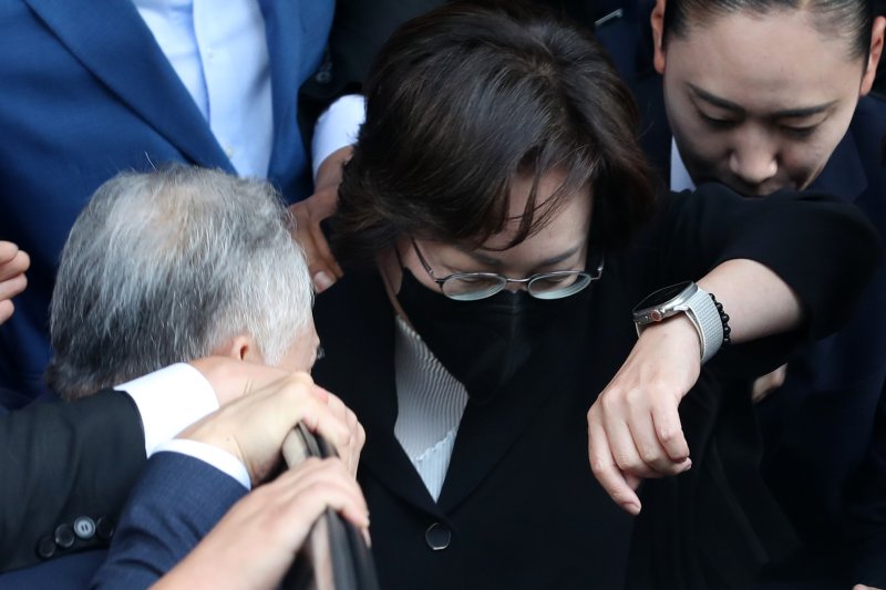 이태원 참사 부실 대응 혐의를 받는 박희영 용산구청장이 30일 오후 서울 마포구 서울 서부지방법원에서 열린 선고공판을 마치고 법원을 나서고 있다. 서울서부지법 형사합의 11부는 이날 업무상 과실치사상과 허위공문서작성·행사 혐의를 받는 박 구청장에 대해 무죄를 선고했다. 박 구청장과 함께 재판에 넘겨진 용산구청 관계자 3명도 모두 무죄를 선고받았다. 2024.9.30/뉴스1 ⓒ News1 이승배 기자