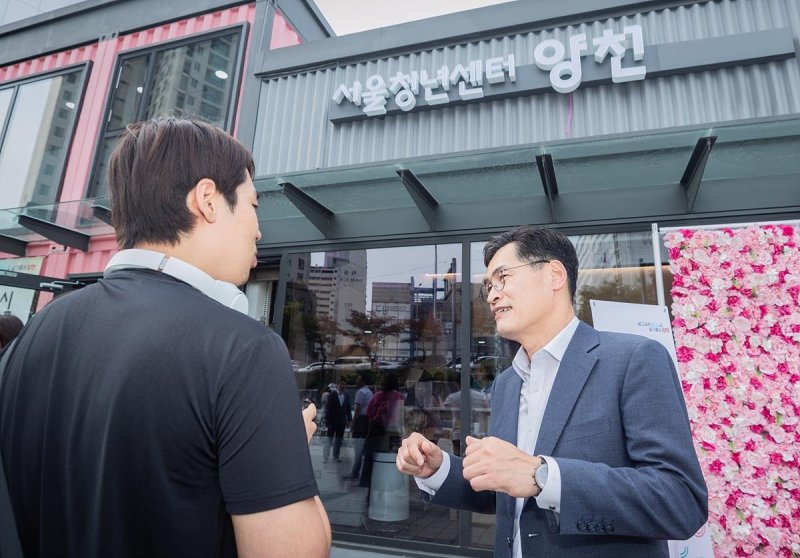 서울청년센터 양천에서 청년과 대화하는 이기재 구청장 (출처=연합뉴스)