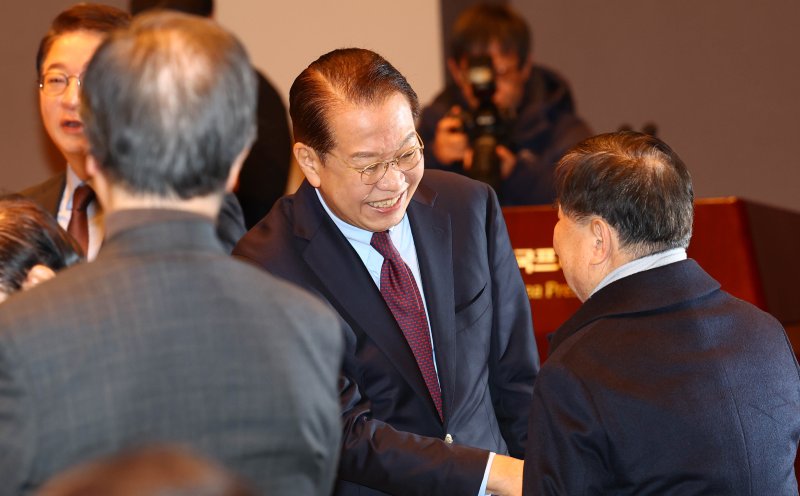 [서울=뉴시스] 박주성 기자 = 권영세 국민의힘 비상대책위원장이 17일 오전 서울 중구 한국프레스센터에서 열린 관훈클럽초청 토론회에서 참석자들과 인사를 나누고 있다. 2025.02.17. park7691@newsis.com