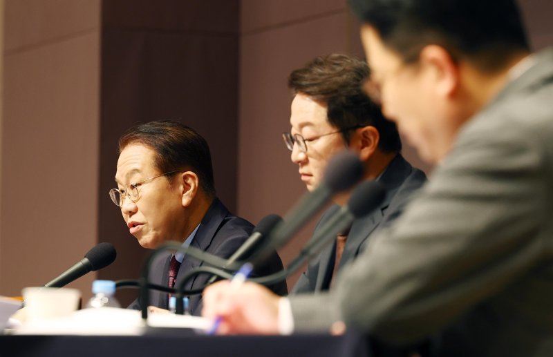 [서울=뉴시스] 박주성 기자 = 권영세 국민의힘 비상대책위원장이 17일 오전 서울 중구 한국프레스센터에서 열린 관훈클럽초청 토론회에서 발언하고 있다. 2025.02.17. park7691@newsis.com