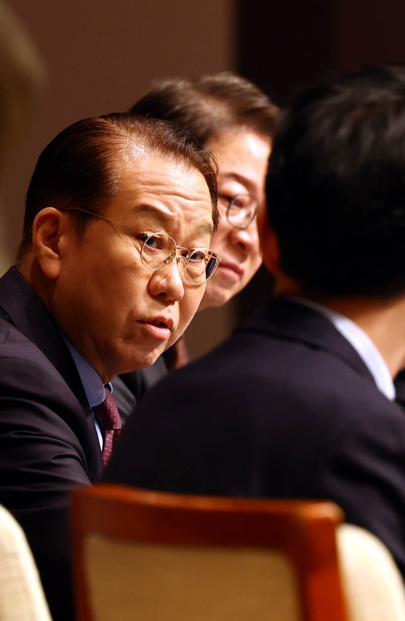 [서울=뉴시스] 박주성 기자 = 권영세 국민의힘 비상대책위원장이 17일 오전 서울 중구 한국프레스센터에서 열린 관훈클럽 초청 토론회에서 패널들의 질문에 답하고 있다. 2025.02.17. park7691@newsis.com