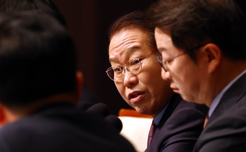 [서울=뉴시스] 박주성 기자 = 권영세 국민의힘 비상대책위원장이 17일 오전 서울 중구 한국프레스센터에서 열린 관훈클럽 초청 토론회에서 패널들의 질문에 답하고 있다. 2025.02.17. park7691@newsis.com