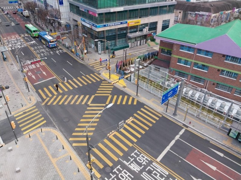 노란 횡단보도 설치 모습 (출처=연합뉴스)