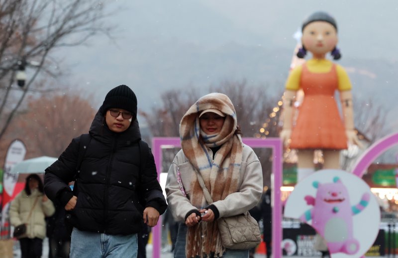 16일 오후 서울 지역에 눈이 내려 광화문광장에서 외국인 관광객들이 한국의 겨울을 만끽하고 있다. 2024.12.16/뉴스1 ⓒ News1 김명섭 기자