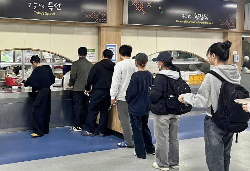 [대전=뉴시스] '천원의 아침밥'을 먹기위해 줄을 서 기다리는 충남대 학생들. (사진=충남대 제공) 2025.01.02. photo.newsis.com *재판매 및 DB 금지