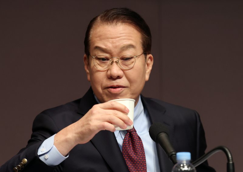권영세 국민의힘 비상대책위원장이 17일 서울 중구 한국프레스센터 국제회의장에서 열린 관훈클럽 초청 토론회에서 잠시 목을 축이고 있다. 2025.2.17/뉴스1 ⓒ News1 오대일 기자
