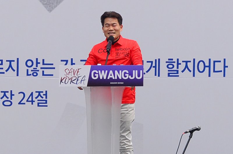 전한길 한국사 강사가 15일 광주 금남로 일대에서 열린 보수성향 개신교 단체 '세이브코리아'의 국가비상기도회에서 연설하고 있다. 2025.2.15/뉴스1 ⓒ News1 이승현 기자