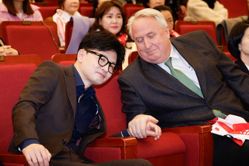 한동훈 국민의힘 대표(왼쪽)와 인요한 최고위원이 지난해 12월 3일 서울 여의도 국회도서관에서 열린 서울여성정치아카데미 1기 개강식에서 대화하고 있다. 2024.12.3/뉴스1 ⓒ News1 안은나 기자
