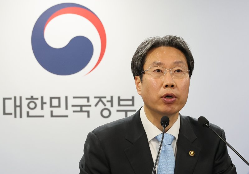 최장혁 개인정보보호위원회(개인정보위) 부위원장이 17일 오전 서울 종로구 정부서울청사에서 딥시크(DeepSeek) 진행 상황 관련 브리핑을 하고 있다. 최장혁 부위원장은 "제3사업자와 통신 기능 및 개인정보 처리 방침상 미흡한 부분이 일부 확인되어 개인정보보호법에 따라 딥시크 서비스를 잠정 중단 후 개선·보완하도록 딥시크 사에 권고 했으며, 딥스크사가 이를 수용해 15일 18시부터 국내 앱마켓에서 딥시크 서비그를 잠정 중단한다"고 밝혔다. 2025.02.17. kmx1105@newsis.com <저작권자ⓒ 공감언론 뉴시스통신사. 무