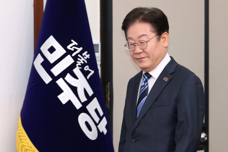 이재명 더불어민주당 대표가 17일 오전 서울 여의도 국회에서 열린 최고위원회의에 참석하고 있다. 2025.2.17/뉴스1 ⓒ News1 이광호 기자