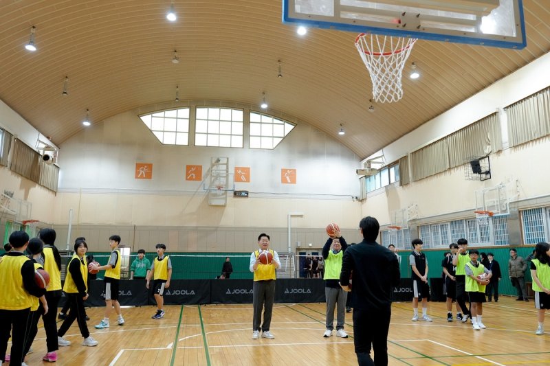 지난해 제주시 탐라중 체육활동에 참여한 오영훈 제주지사와 김광수 제주교육감 (출처=연합뉴스)