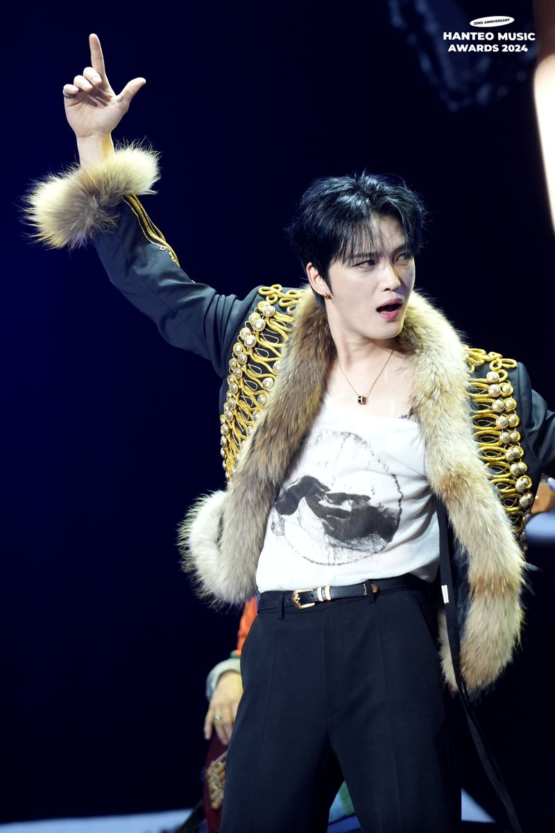 한터뮤직어워즈에서 김재중은 ‘그레이트 남성 아티스트’와 ‘그랜드 웨이브 뮤지션’으로 2관왕에 올랐다. 한터글로벌 제공