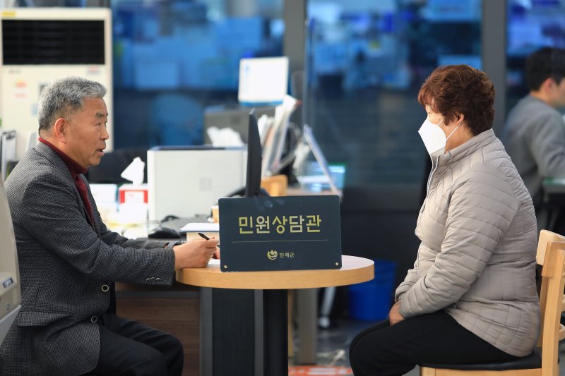 인제군 민원상담관.(인제군 제공. 재판매 및 DB금지)/뉴스1