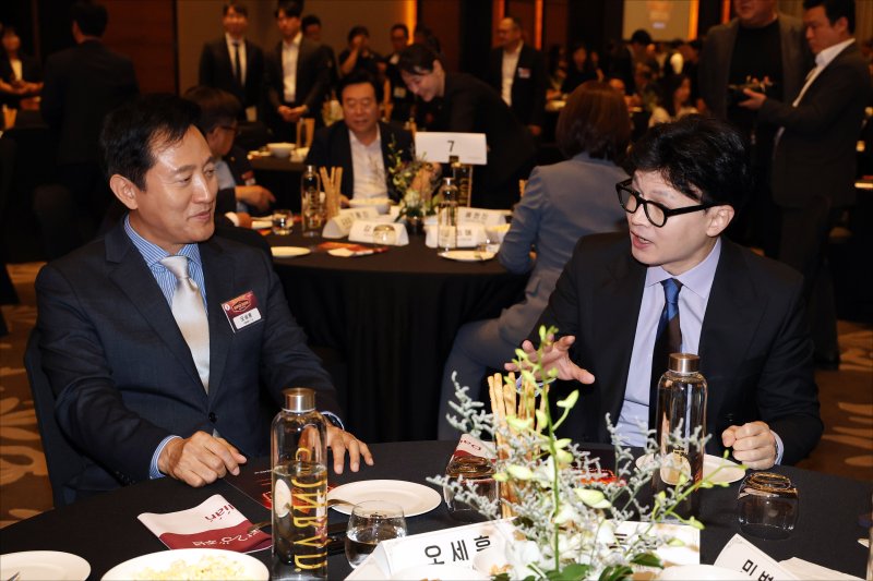 지난해 9월 4일 당시 한동훈 국민의힘 대표(오른쪽)와 오세훈 서울시장이 서울 여의도 콘래드호텔 그랜드볼룸에서 열린 '데일리안 창간 20주년 SUPER SHOW'에서 대화를 하고 있다. 사진=뉴스1