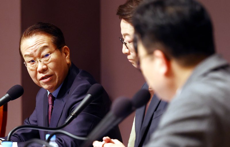[서울=뉴시스] 박주성 기자 = 권영세 국민의힘 비상대책위원장이 17일 오전 서울 중구 한국프레스센터에서 열린 관훈클럽 초청 토론회에서 패널들의 질문에 답하고 있다. 2025.02.17. park7691@newsis.com