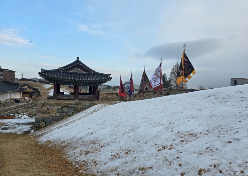 [당진=뉴시스] 지난해 12월 충남 당진시가 면천읍성 남문에 설치한 깃발 모습. (사진=뉴시스 DB). photo@newsis.com *재판매 및 DB 금지