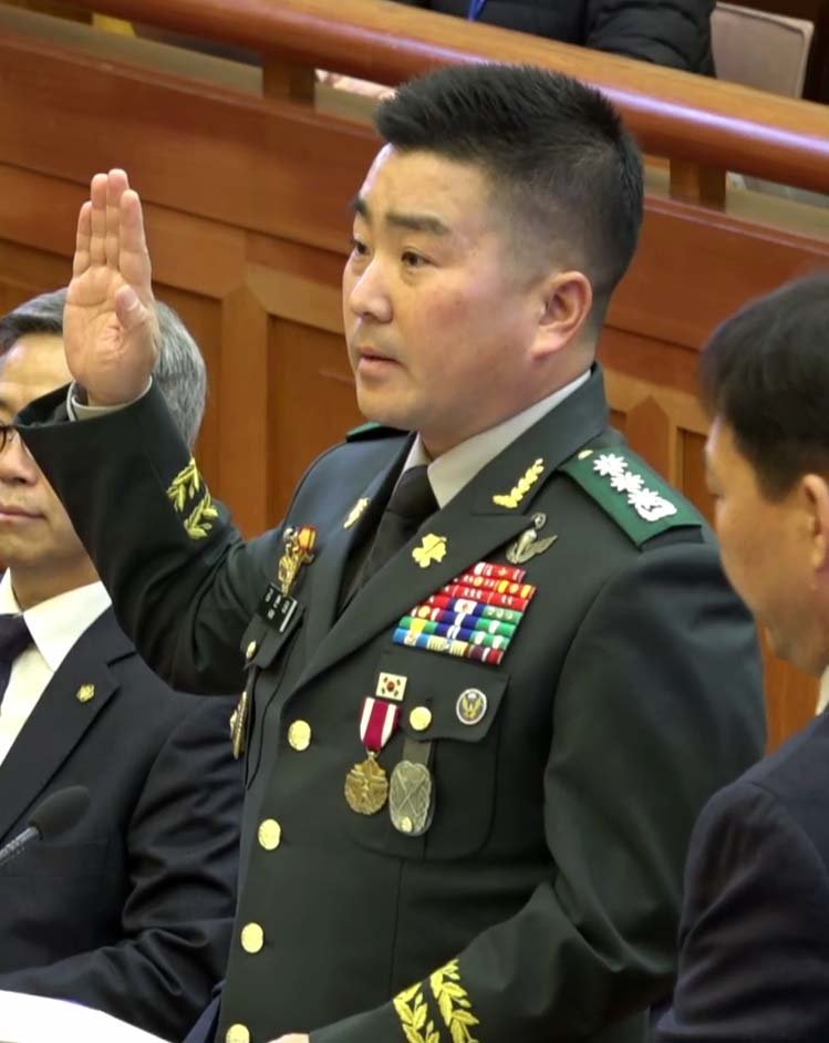 [서울=뉴시스] 12·3 비상계엄 선포 당일 국회에 투입된 군 병력을 현장에서 지휘한 김현태 육군 특수전사령부 707특수임무단장이 6일 서울 종로구 헌법재판소에서 열린 윤석열 대통령 탄핵심판 6차 변론기일에서 증인 선서를 하고 있다. (사진=헌법재판소 제공) 2025.02.06. photo@newsis.com *재판매 및 DB 금지