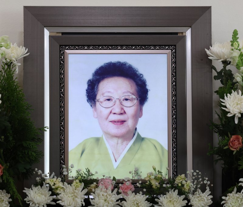 [인천=뉴시스] 전진환 기자 = 일본군 위안부 피해자인 길원옥 할머니의 빈소가 차려진 17일 오전 인천 연수구 인천적십자병원 장례식장에 고인의 영정이 모셔져 있다. 2025.02.17. amin2@newsis.com
