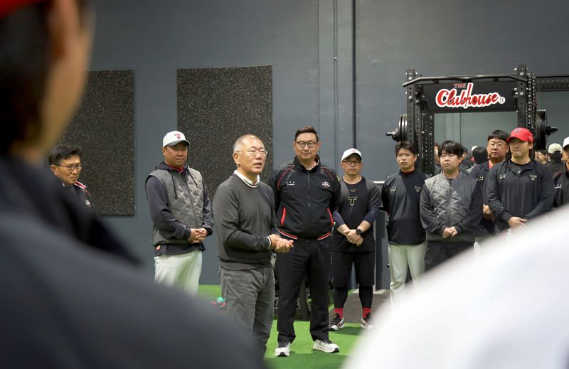美출장길 정의선 회장…KIA 타이거즈 스프링캠프 깜짝 방문