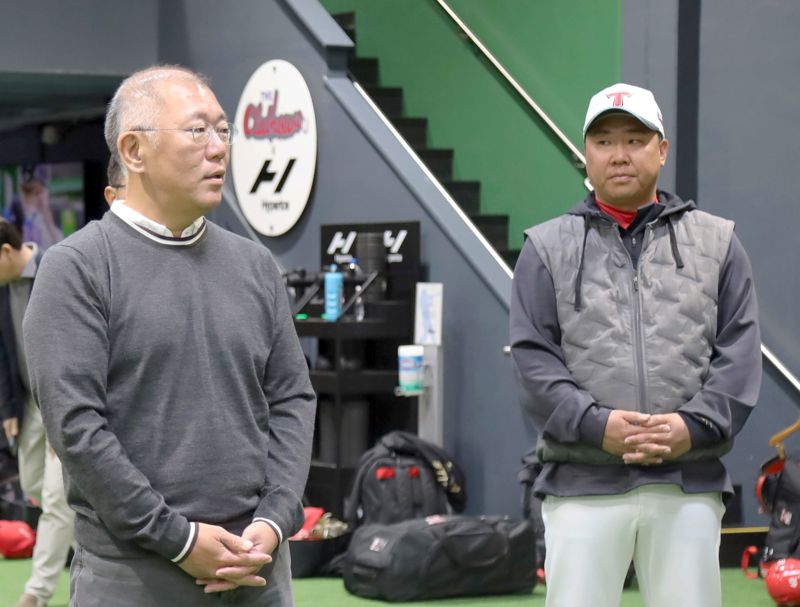 美출장길 정의선 회장…KIA 타이거즈 스프링캠프 깜짝 방문