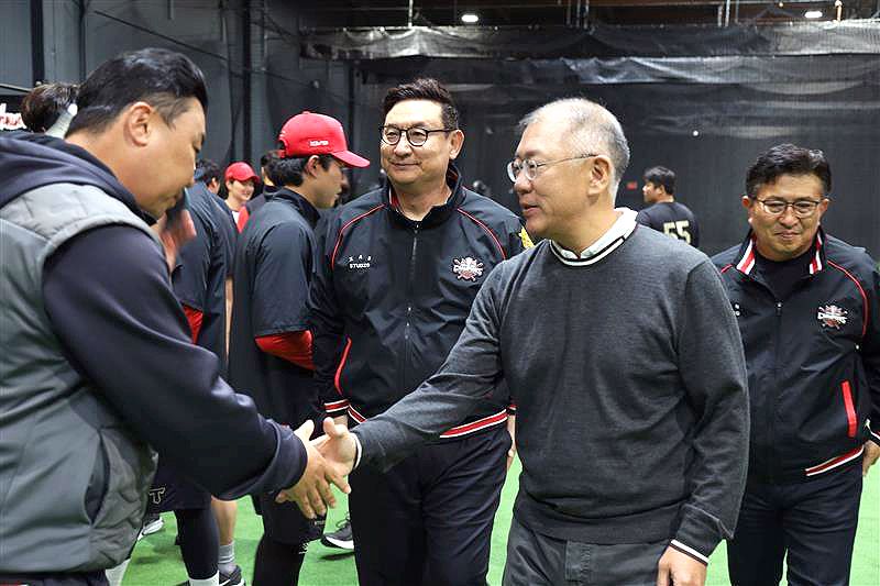 美출장길 정의선 회장…KIA 타이거즈 스프링캠프 깜짝 방문