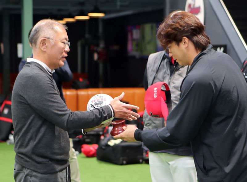 美출장길 정의선 회장…KIA 타이거즈 스프링캠프 깜짝 방문