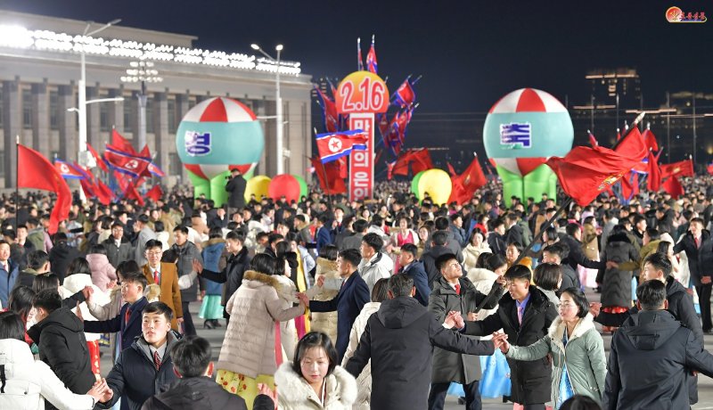 (평양 노동신문=뉴스1) = 북한 노동당 기관지 노동신문은 17일 진날 밤 수도의 청년학생들이 김정일 국방위원장 생일을 맞아 창가마다, 거리마다 그리움의 노래를 부르며 김일성광장에서 경축야회를 펼쳤다고 보도했다. [국내에서만 사용가능. 재배포 금지. DB 금지. For Use Only in the Republic of Korea. Redistribution Prohibited] rodongphoto@news1.kr