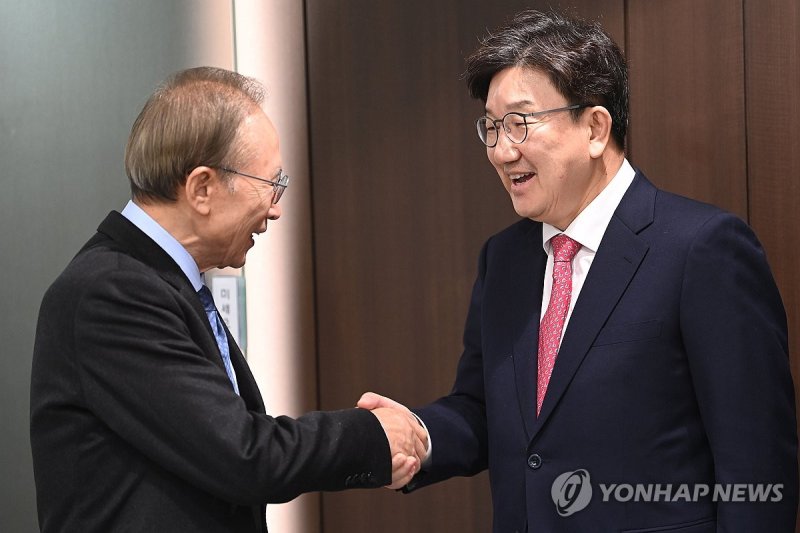 권성동, 이명박 전 대통령 예방 (출처=연합뉴스)