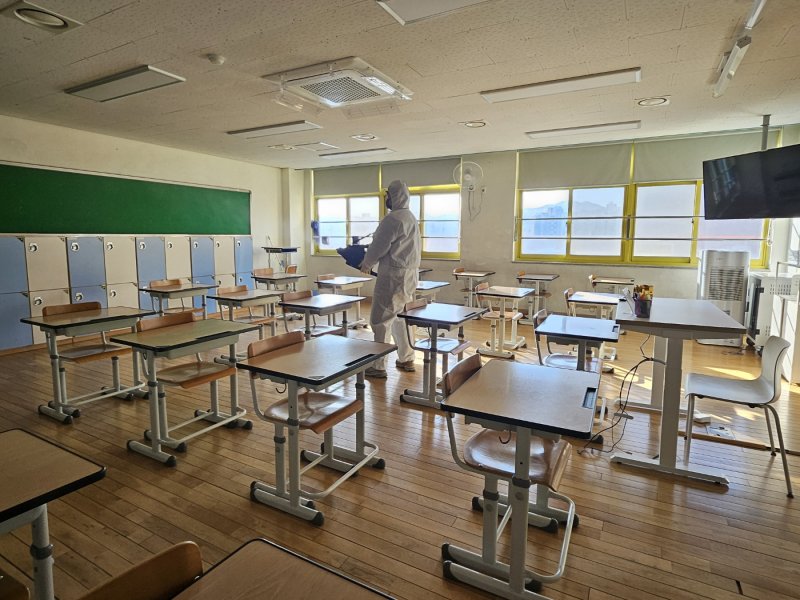[광주=뉴시스] 광주 한 중학교 교실 소독 장면. (자료 사진 = 광주교육청 제공). 2025.02.17. photo@newsis.com *재판매 및 DB 금지