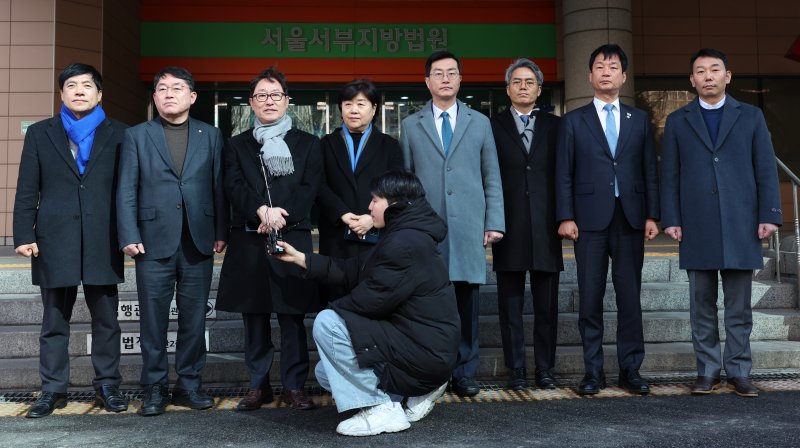 [서울=뉴시스] 이영환 기자 = 국회 법제사법위원회 더불어민주당 간사인 박범계 의원이 17일 오전 서울 마포구 서울서부지방법원 앞에서 발언을 하고 있다. 왼쪽부터 더불어민주당 법사위원인 이성윤, 박희승 의원, 박 간사, 서영교, 장경태, 김기표, 박균택, 김용민 의원. 박범계 간사와 위원들은 지난 달 서울서부지방법원 폭력 난동 사태에 따른 피해와 복구 상황을 점검하고, 김태업 서부지법원장을 만나 청사 지원 방안을 논의할 예정이다. 2025.02.17. 20hwan@newsis.com