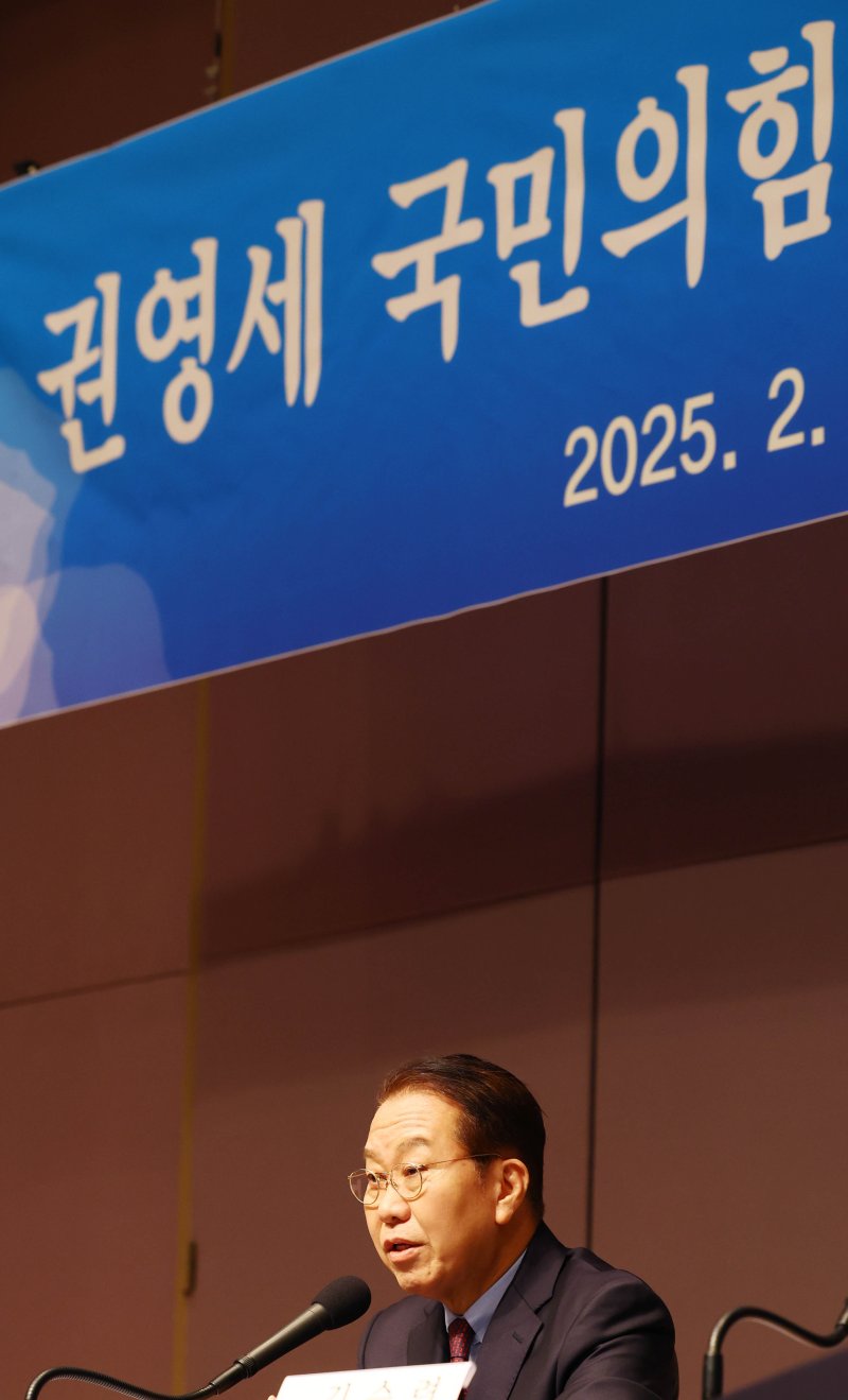 [서울=뉴시스] 박주성 기자 = 권영세 국민의힘 비상대책위원장이 17일 오전 서울 중구 한국프레스센터에서 열린 관훈클럽 초청 토론회에서 패널들의 질문에 답하고 있다. 2025.02.17. park7691@newsis.com