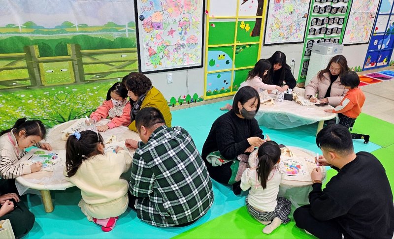 [창녕=뉴시스] 이벤트 참가자들이 에코백을 만들고 있다. (사진= 창녕군 제공) 2025.02.17. photo@newsis.com *재판매 및 DB 금지