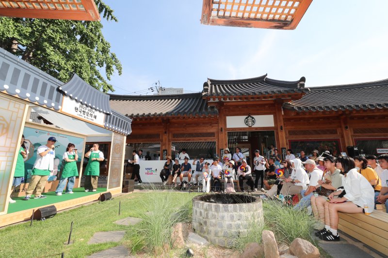 한국관광공사가 지난해 6월 스타벅스 대구종로고택점에서 진행한 타이완인 관광객 환대 행사 *재판매 및 DB 금지