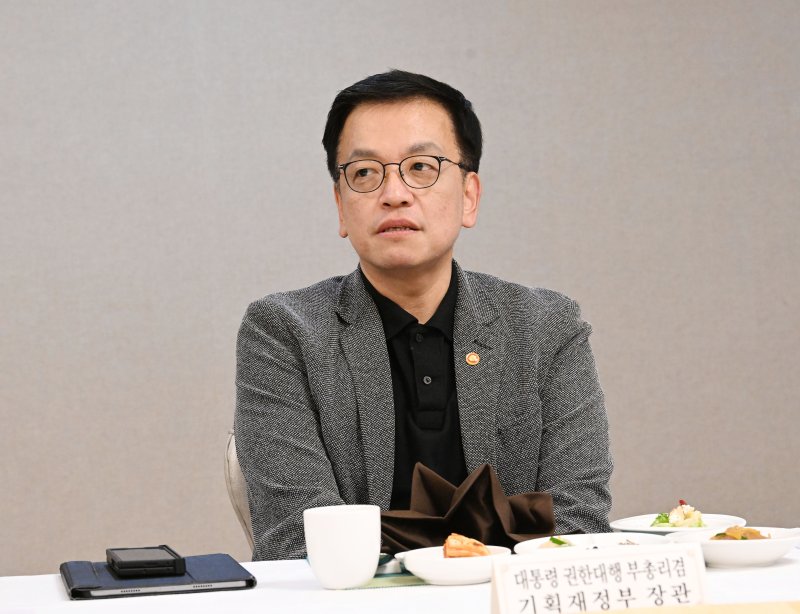최상목 대통령 권한대행 부총리 겸 기획재정부 장관이 16일 저녁 서울 종로구 정부서울청사에서 관계부처 장.차관, 기업대표 등 22명이 참석한 가운데 열린 '대미 민간 경제사절단 만찬간담회'에서 모두발언을 하고 있다. (기획재정부 제공. 재판매 및 DB 금지) 2025.2.16/뉴스1